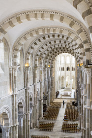 France, Yonne (89), parc naturel régional du Morvan, Vézelay, classé au Patrimoine Mondial de l'UNESCO, labellisé Les Plus Beaux Villages de France, point de départ de l'une des principales voies de pèlerinage de Saint-Jacques-de-Compostelle, la basilique Sainte-Marie-Madeleine, la nef et le choeur en arrière plan