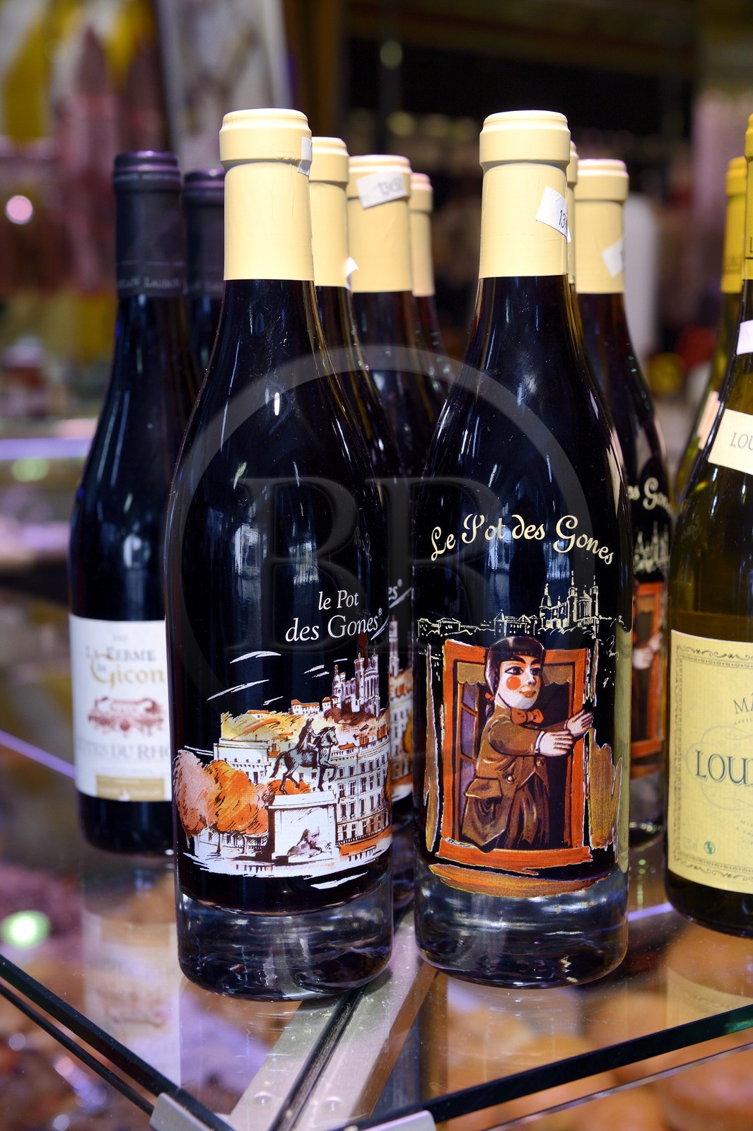 France, Rhône (69), Lyon, cours Lafayette, les Halles Paul Bocuse, vins aux couleures locales