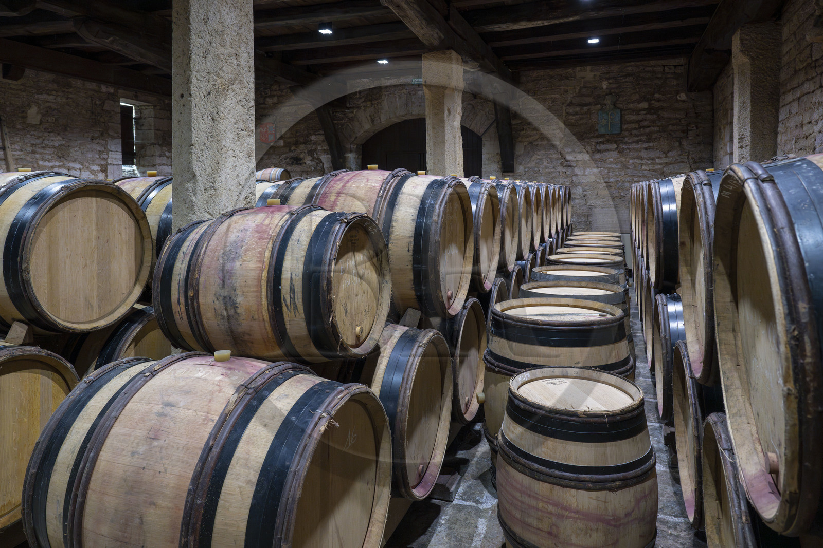France, Côte-d'Or (21), Paysage culturel des climats de Bourgogne classés Patrimoine Mondial de l'UNESCO, Route des Grands Crus, vignoble de la Côte de Nuits, Gevrey-Chambertin, Domaine Dugat, l'ancien Cellier des Dimes des évêques de Langres où sont entreposés les tonneaux vides ou juste après les vendanges