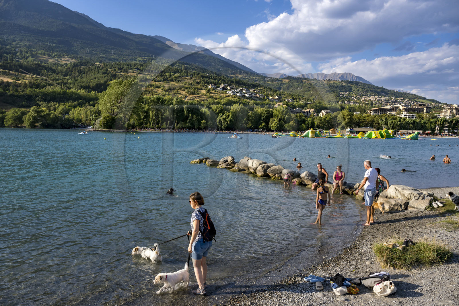 France, Hautes Alpes (05), Embrun, la base de loisirs sur le plan d'eau d'Embrun isolé du lac de Serre Ponçon par une digue promenade