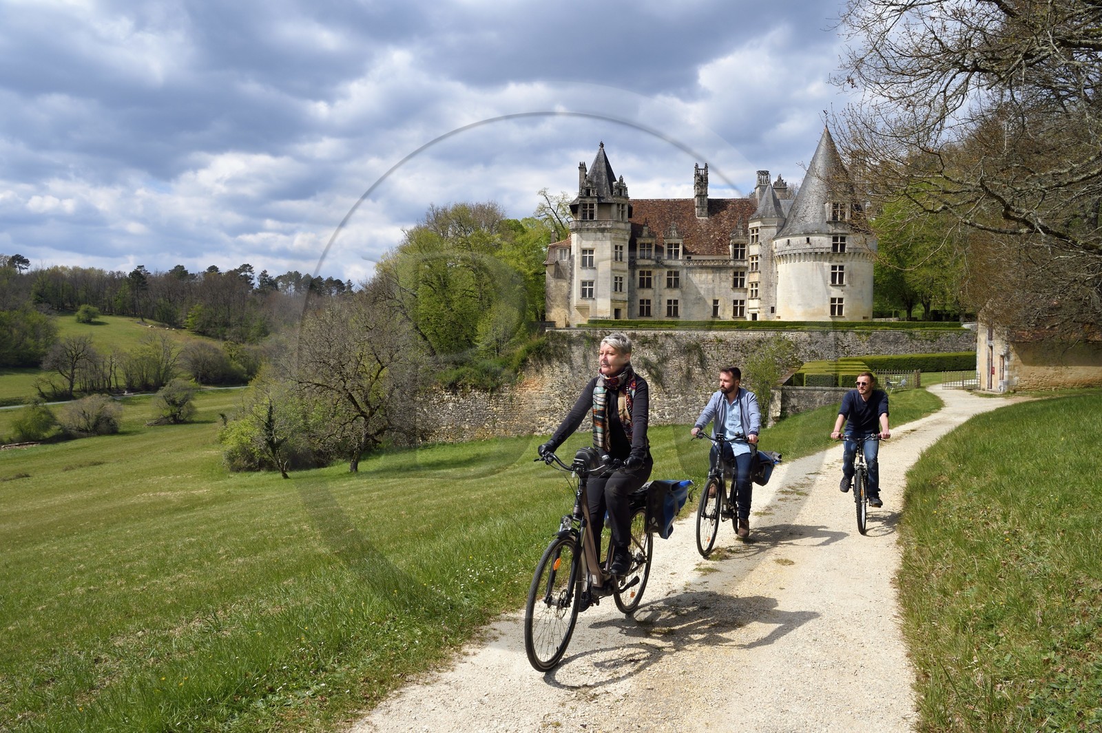 France, Dordogne (24), Périgord Vert, Villars, cyclistes faisant la véloroute la Flow Vélo devant le château de Puyguilhem de style Renaissance