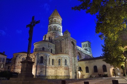 France, Haute-Loire (43), Brioude, la Basilique Saint-Julien de Brioude de style roman auvergnat, le chevet