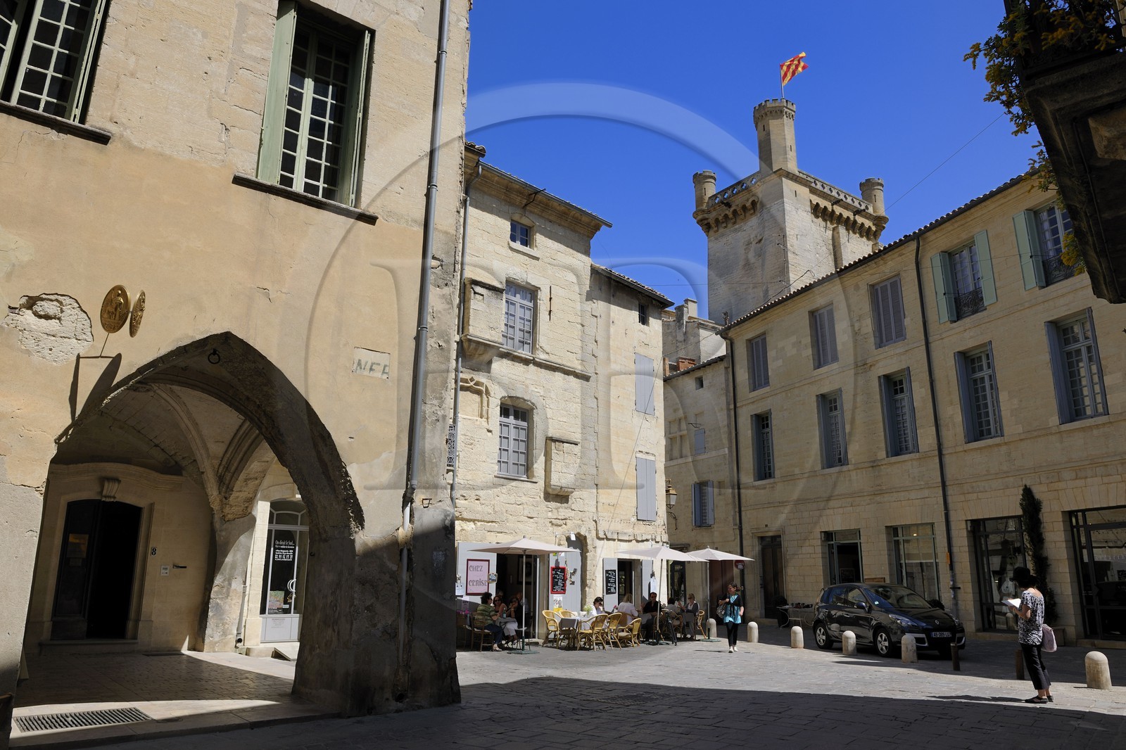 France, Gard (30), Uzès, classée ville d'art et d'histoire, la Tour Bermonde du château Ducal dit le Duché d'Uzès depuis la place Dampmartin