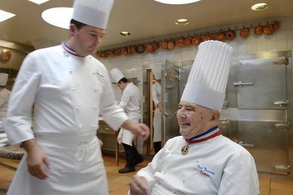France, Rhône (69), Collonges-au-Mont-d'Or, Restaurant L'Auberge du Pont de Collonges de Paul Bocuse, trois étoiles au Guide Michelin depuis 1965, le grand chef cuisinier Meilleur ouvrier de France Paul Bocuse avec le chef executif Christophe Muller MOF 2000