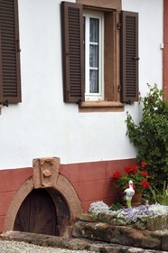 France, Bas-Rhin (67), Parc naturel régional des Vosges du Nord, Obersteinbach, entrée de la cave d'une maison traditionelle en pierre