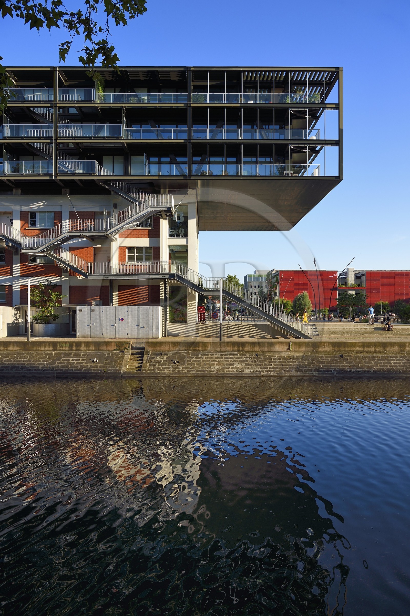 France, Bas-Rhin (67), Strasbourg, amenagement du port du Rhin et reconversion du mole du Bassin d'Austerlitz, presqu'ile Malraux, ancien entrepot du Mole Seegmuller transformé en commerce et appartements d'habitation, en bordure du bassin d'Austerlitz