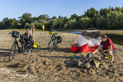 France, Maine-et-Loire (49), vallée de la Loire classée au Patrimoine Mondial par l'UNESCO, Saumur vers Saint-Hilaire, randonnée à bicyclette le long des berges de la Loire, installation du campement pour la nuit sur un des bancs de sable formant des îles sur la Loire