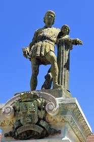 France, Meuse (55), Saint-Mihiel, statue représentant le sculpteur Ligier Richier, fonte de Durenne (1908)
