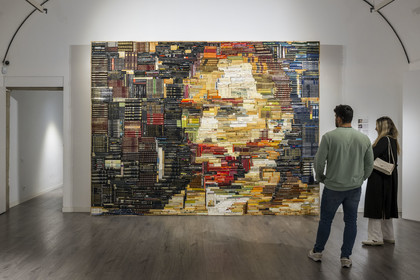 Espagne, Catalogne, Barcelone, quartier du Barrio Gotico, Villa del Arte Galleries, Letters to Vincent (2400 livres formant le portrait de Vincent Van Gogh) par l'artiste Jordi Prat Pons