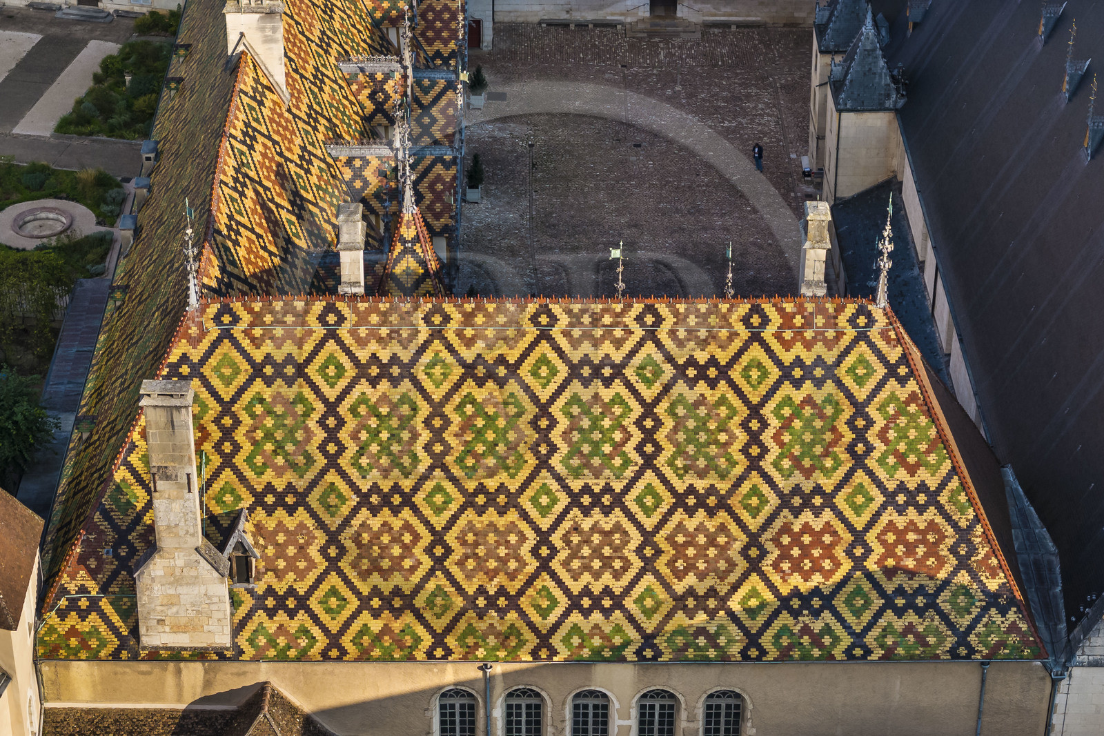 France, Côte-d'Or (21), Beaune, zone classée Patrimoine Mondial de l'UNESCO, Hospices de Beaune, l'Hôtel-Dieu, les toits couverts de tuiles vernissées et colorées (vue aérienne)