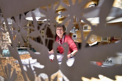 France, Bas-Rhin (67), Bischwiller, l'imagière Michèle Wagner a relancé le canivet ou l'art du papier découpé pour styliser notamment les décorations de Noel