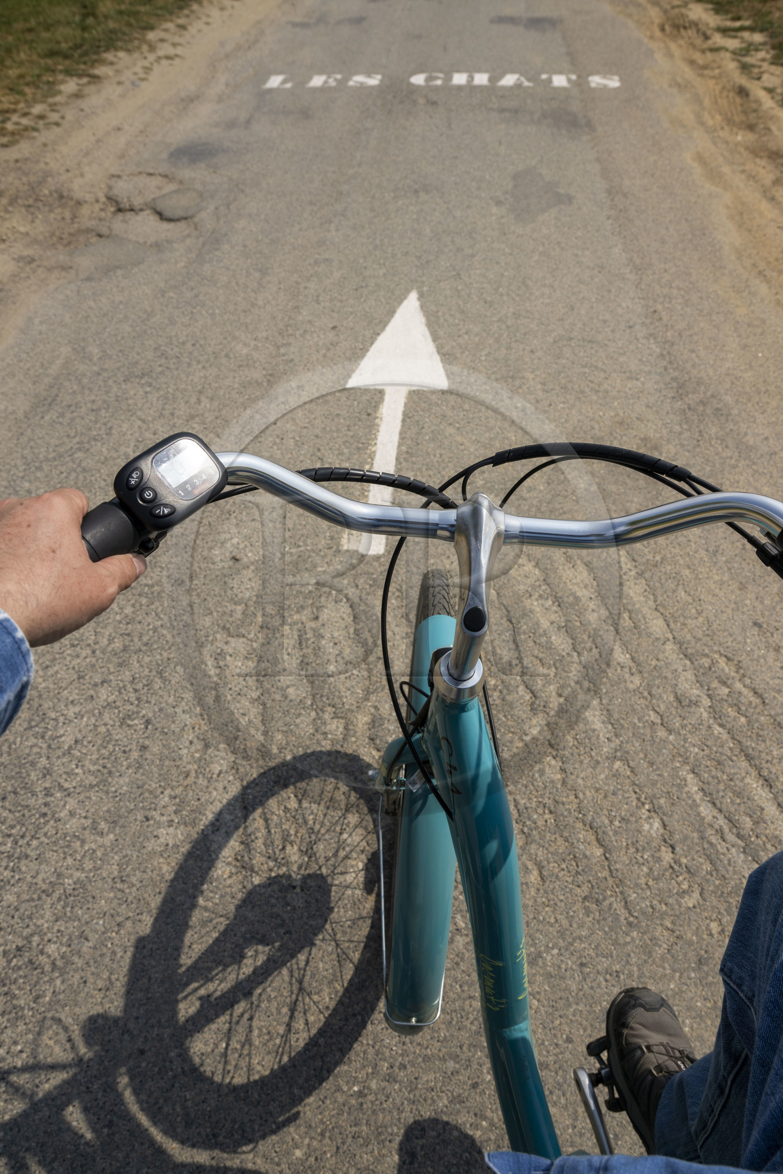 France, Morbihan (56), Ile de Groix, Locmaria, signalisation au sol en direction de la Pointe des Chats