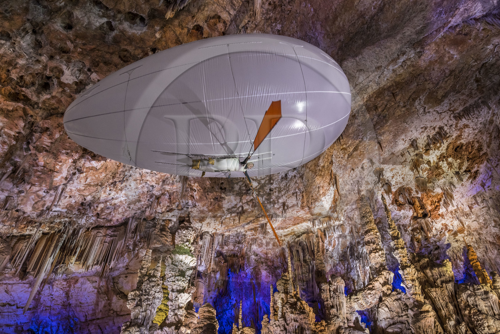 France, Gard (30), Méjannes-le-Clap, grotte de La Salamandre, découverte de la grotte en Aéroplume®, un ballon dirigeable individuel gonflé à l'hélium qui permet de s'envoler en battant des ailes