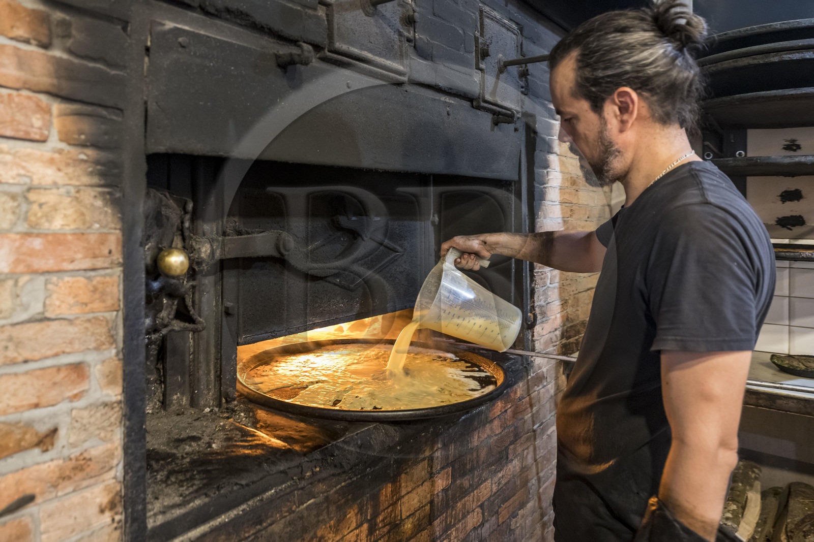 France, Alpes-Maritimes (06), Nice classée Patrimoine Mondial de l'UNESCO, le Vieux Nice, Antoine à la fabrication de la socca de Chez Theresa dans la rue Droite, galette à base de farine de pois chiche et spécialité de Nice