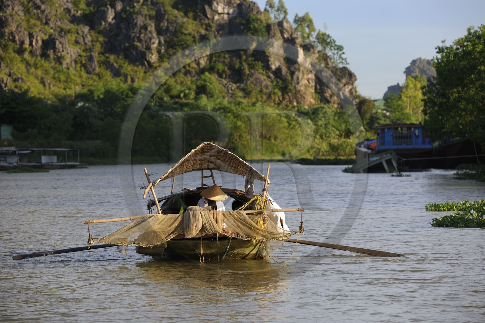Vietnam, province de Ninh Binh, village insulaire de Kenh Ga, bâteau de pêche