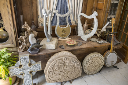 France, Morbihan (56), Locoal-Mendon, le sculpteur et tailleur de pierre Gueho Patrick