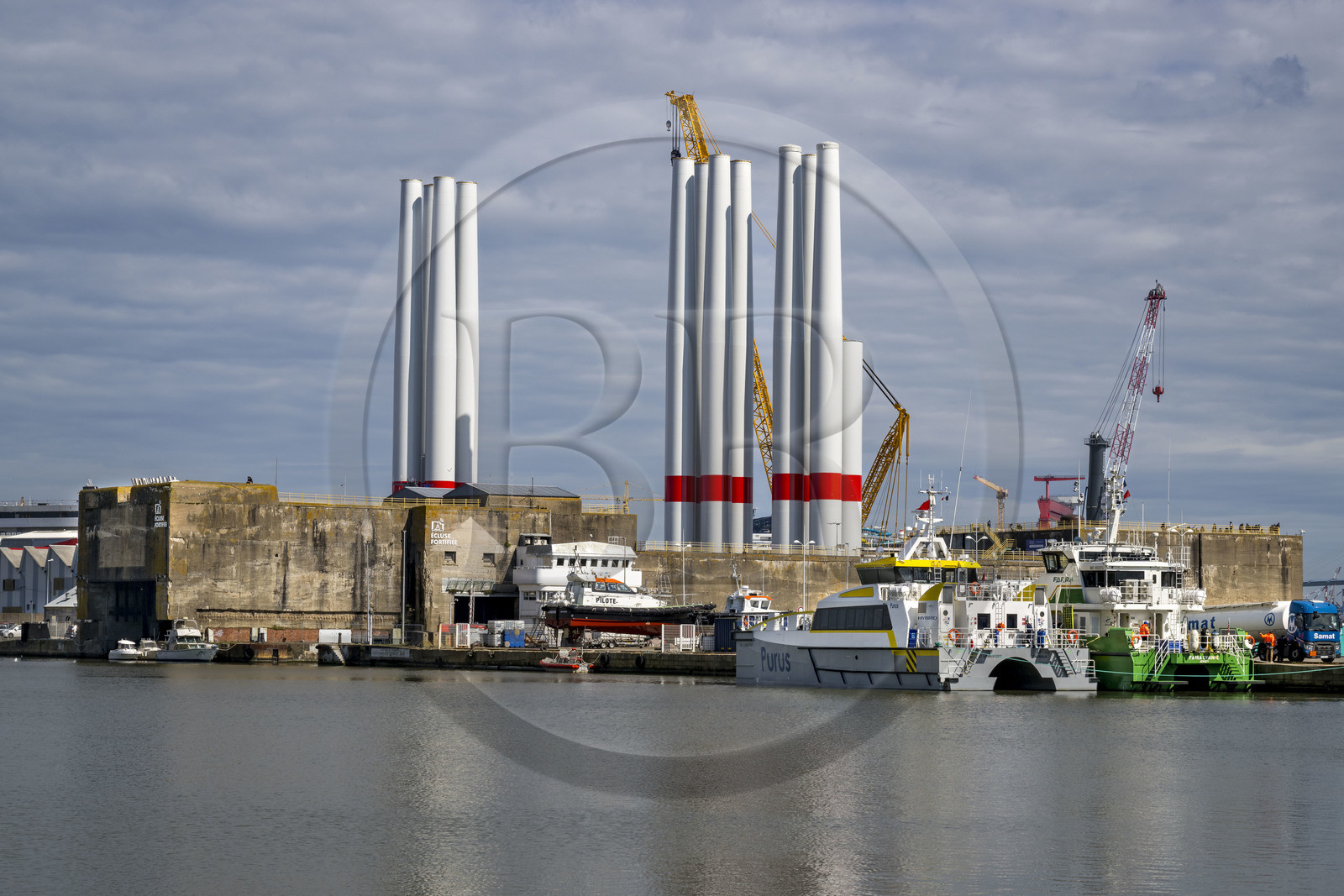France, Loire-Atlantique (44), Saint-Nazaire, l'écluse fortifiée de l'ancienne base sous-marine allemande construite lors de la dernière guerre mondiale dans le bassin à flot