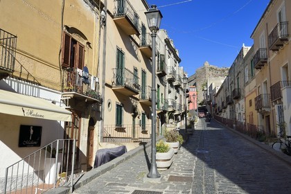 Italie, Sicile, iles Eoliennes, classées Patrimoine Mondial de l'UNESCO, Ile de Lipari, Lipari, rue de la vieille ville qui monte à la citadelle