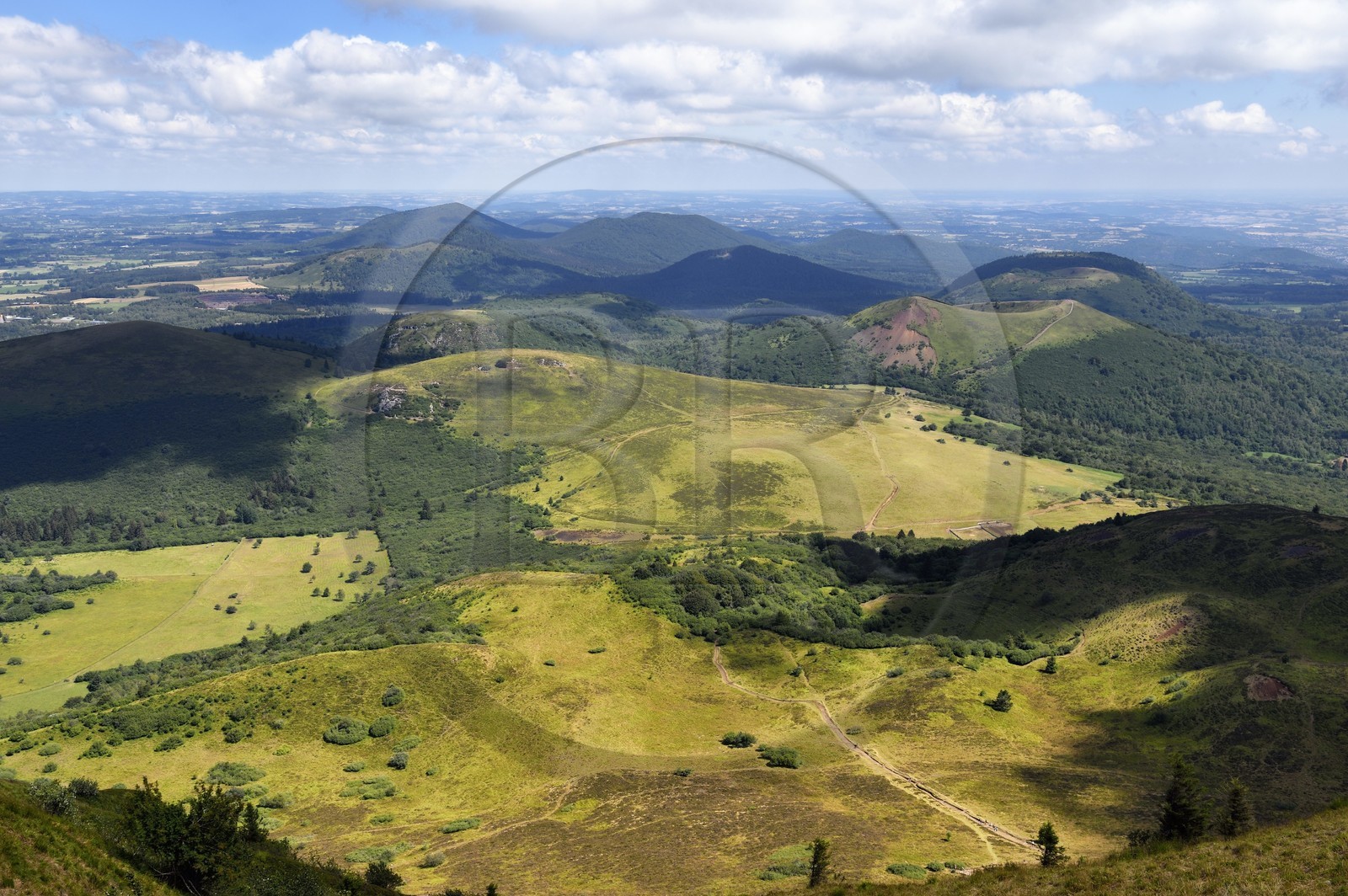 France, Puy-de-Dôme (63), Parc Naturel Régional des Volcans d'Auvergne, la partie Nord de la Chaine des Puys classée Patrimoine Mondial de l’UNESCO, le sentier menant au Traversin et au cratère du Puy Pariou