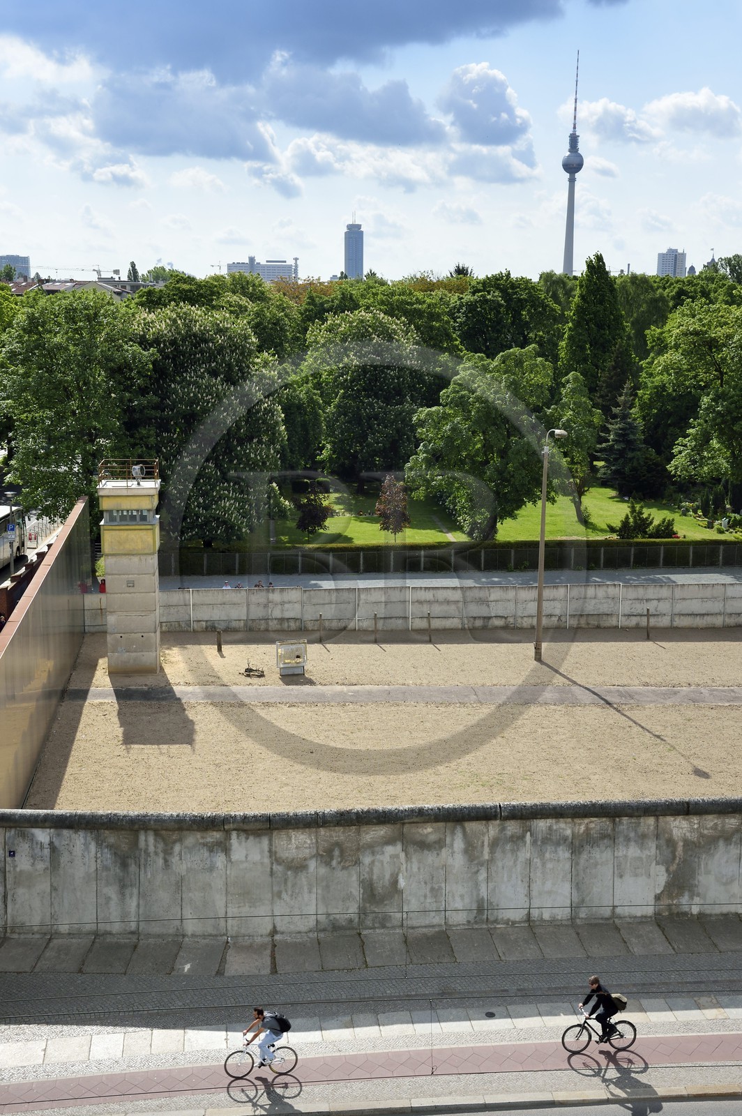 Allemagne, Berlin, Bernauer Strasse, Mémorial du Mur de Berlin (Gedenkstätte Berliner Mauer), dernier tronçon du Mur de Berlin encore conservé dans son intégralité avec le mur intérieur, le chemin de ronde, le mirador, les pylônes d'éclairage, le no man's land, la clôture de signalisation et le mur extérieur, la Tour de la télévision en arrière plan