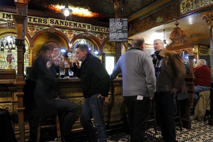 Royaume-Uni, Irlande du Nord, Belfast, le Crown Liquor Saloon fondé en 1826 est le seul pub à faire partie du National Trust (Monuments Historiques)