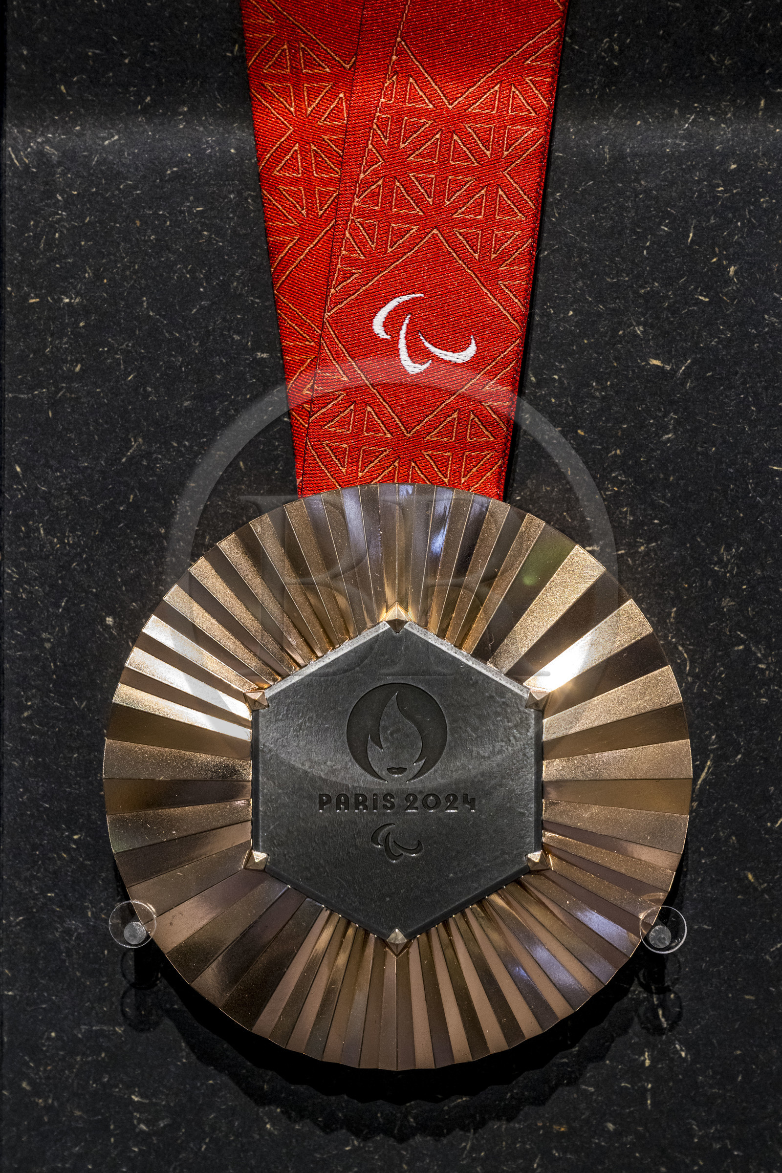 France, Paris (75), le musée de la Monnaie de Paris, médaille d'Argent des Jeux Olympiques 2024 fabriquée par la Monnaie de Paris