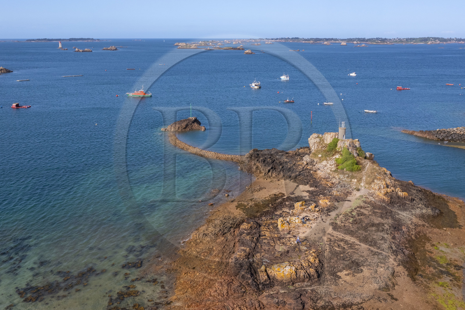 France, Côtes d'Armor (22), Ploubazlanec, le port de Loguivy-de-la-Mer et le phare de La Croix en arrière plan (vue aérienne)