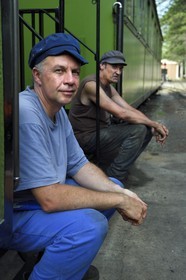 France, Alpes-Maritimes (06), Puget Théniers, Pierre Prudhomme-Lacroix bénévole du G.E.C.P. qui restaure et exploite le Train des Pignes