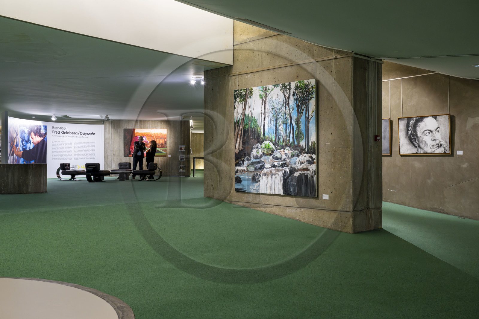 France, Paris (75), place du Colonel Fabien, immeuble du parti communiste français de l'architecte Oscar Niemeyer, vernissage de l'exposition Odyssée de l'artiste Fred Kleinberg à l'Espace Niemeyer