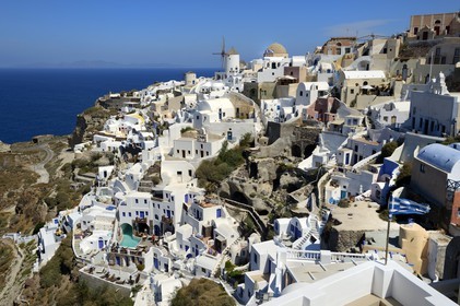 Grèce, Les Cyclades, mer Égée, île de Santorin (Thira ou Théra), moulin à la pointe nord ouest du village de Oia