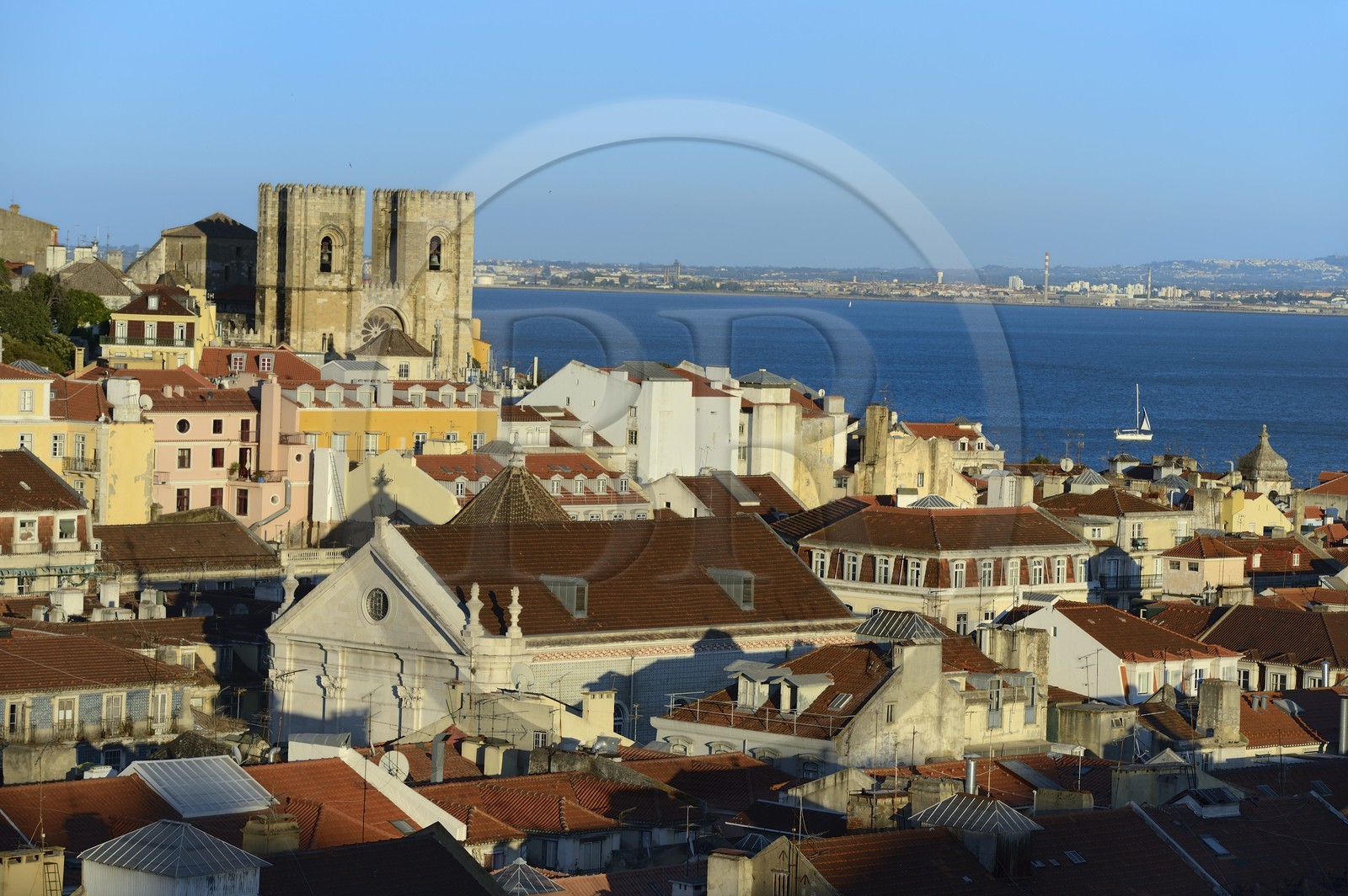 Portugal, Lisbon, Baixa district ​​view from the elevador (elevator) de Santa Justa and the cathedral Sé Patriarcal in the Alfama district, the Tagus River in the background