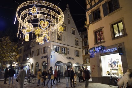 France, Bas-Rhin (67), Strasbourg, vieille ville classée au Patrimoine Mondial de l’UNESCO, luminaire de Noël accroché à l'angle de Grand Rue et de rue du Fossé des Tanneurs