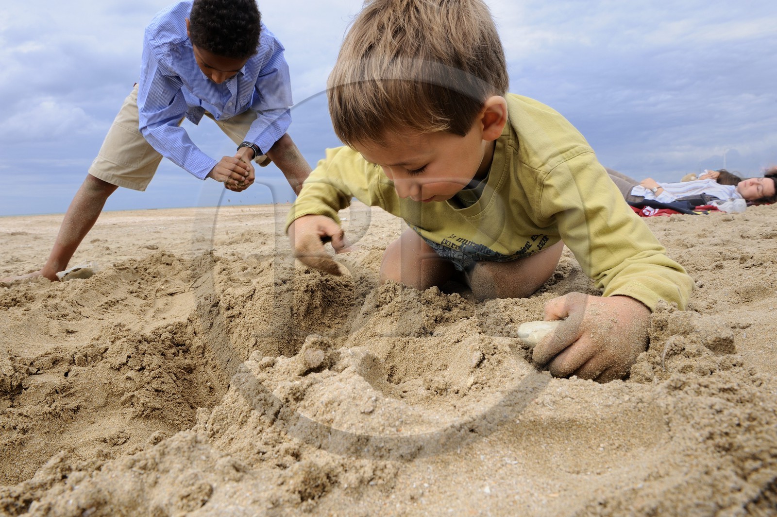 France, Calvados (14), Pays d'Auge, Deauville, enfants jouant sur la plage de sable fin