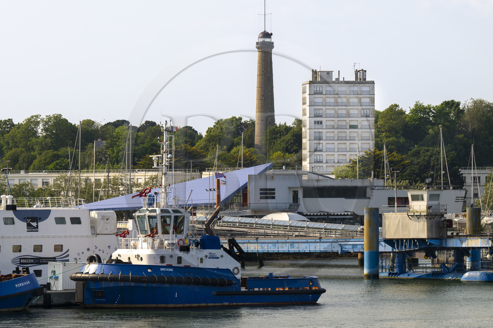France, Morbihan (56), Lorient, port de commerce, la tour de la découverte en arrière plan