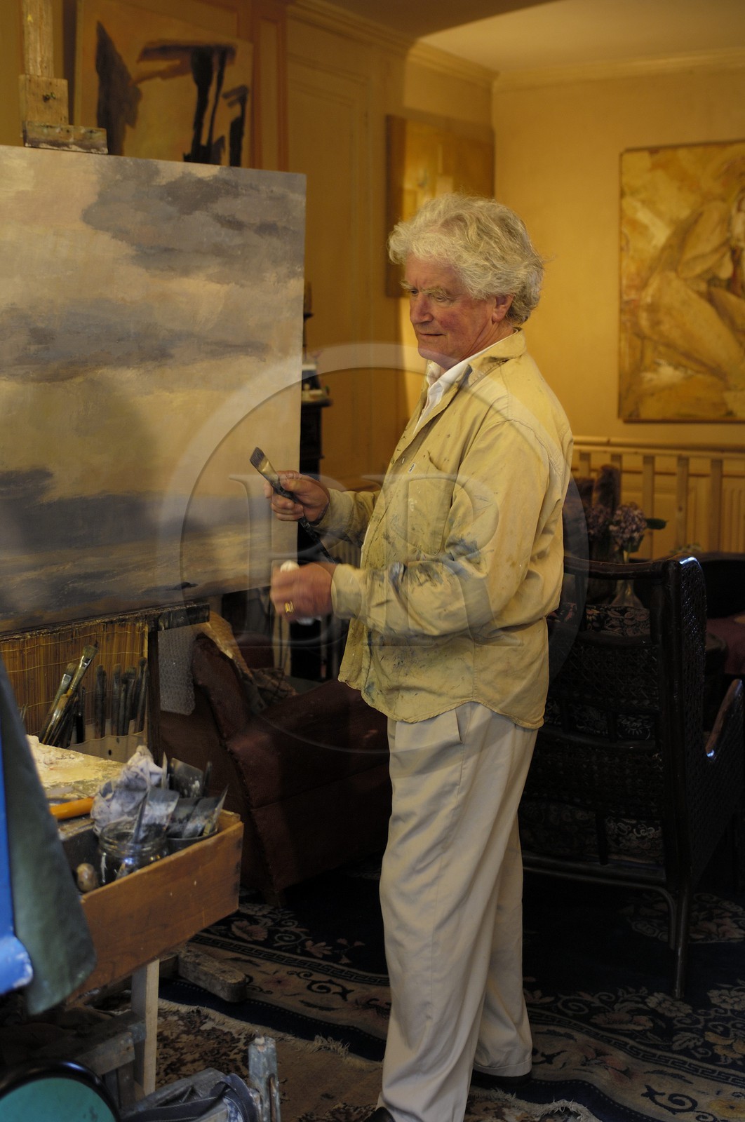 France, Manche (50), Granville, la Haute Ville, l'artiste peintre Philippe Beillet Le Béhérec dans son atelier rue Saint-Jean