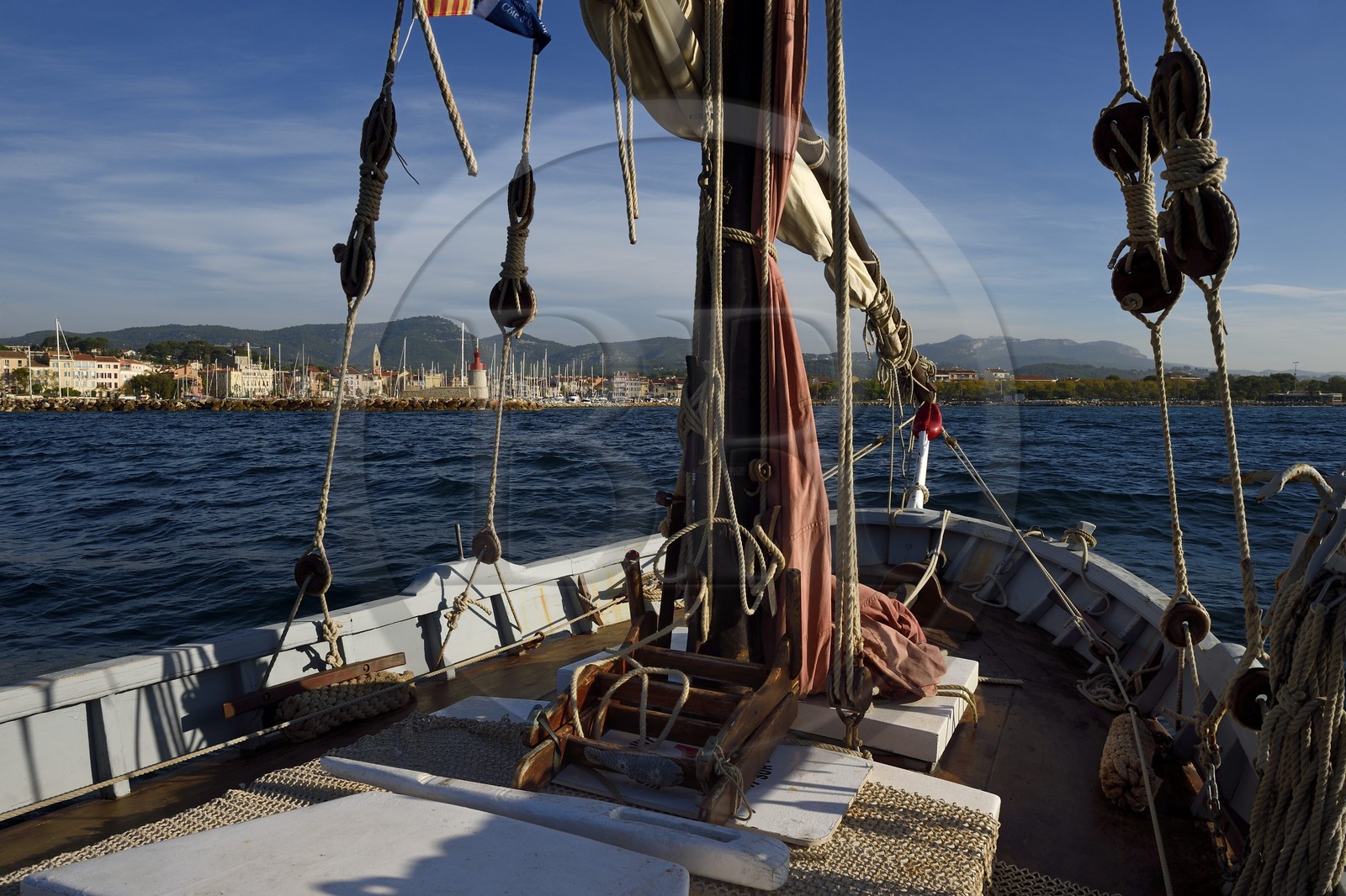 France, Var (83), Sanary-sur-Mer, Christian Bénet qui est président de l'association des pointus de Sanary à bord de son pointu de huit mètres à voile latine la Belle Brise