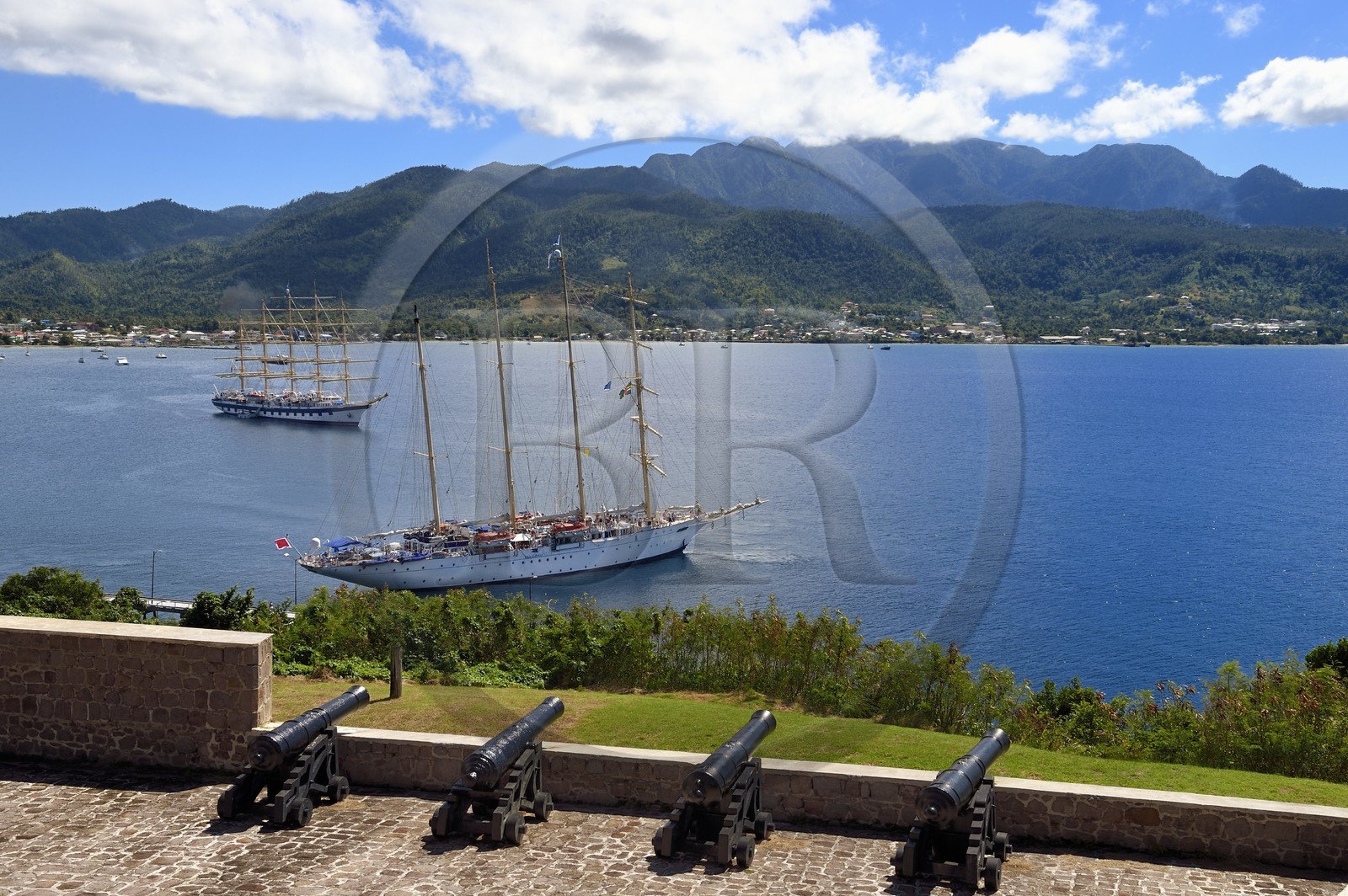 Caraïbes, Ile de la Dominique, Portsmouth, Parc national des Cabrits, Fort Shirley, fort britannique du XVIIIe siècle, le Royal Clipper et le Star Flyer de la compagnie Star Clipper dans la baie de Prince Rupert