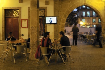 Portugal, région du Minho, Guimaraes, ville classée Patrimoine Mondial de l' UNESCO, terrasse de café sous l'ancien Hotel de Ville entre la place Largo da Oliveira et la place Santiago