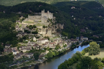 France, Dordogne (24), Périgord Noir, vallée de la Dordogne, Beynac-et-Cazenac, labellisé Les Plus Beaux Villages de France, château sur un éperon rocheux au dessus de la rivière Dordogne (vue aérienne)