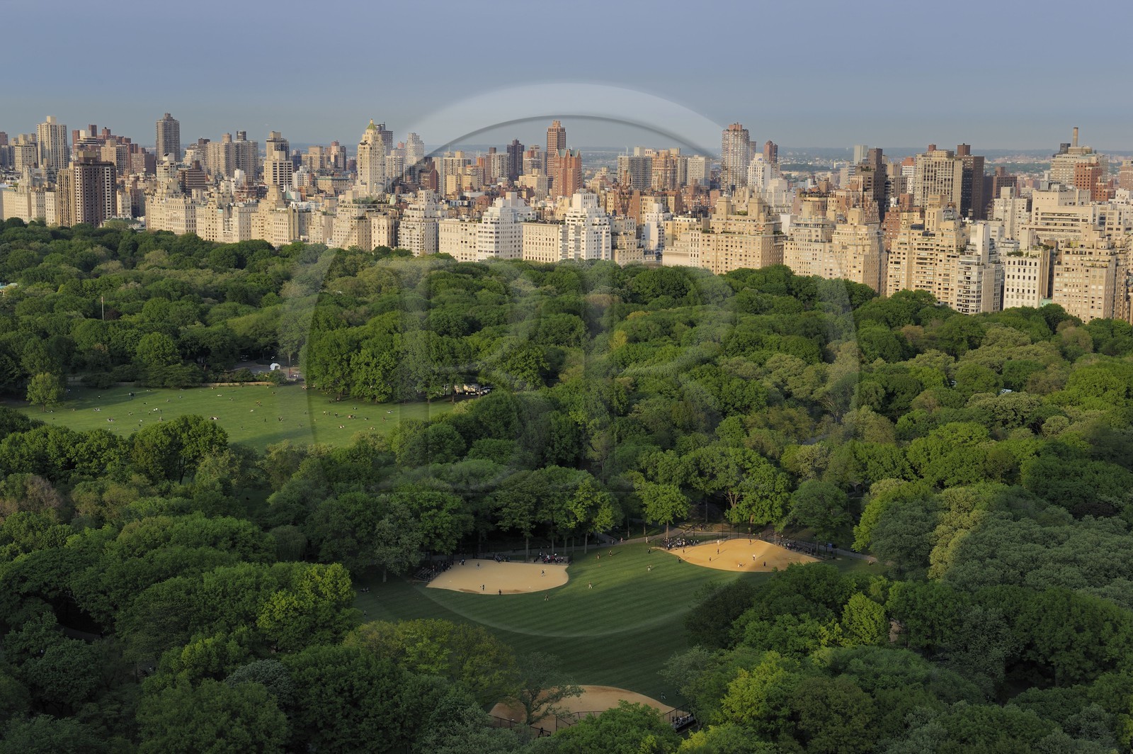 Etats-Unis, New York, Manhattan, Central Park et les gratte-ciel de Central Park East