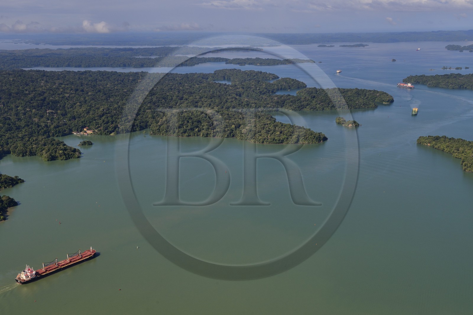 Panama, Canal de Panama, cargo panamax et ilots sur le lac Gatun (vue aérienne)