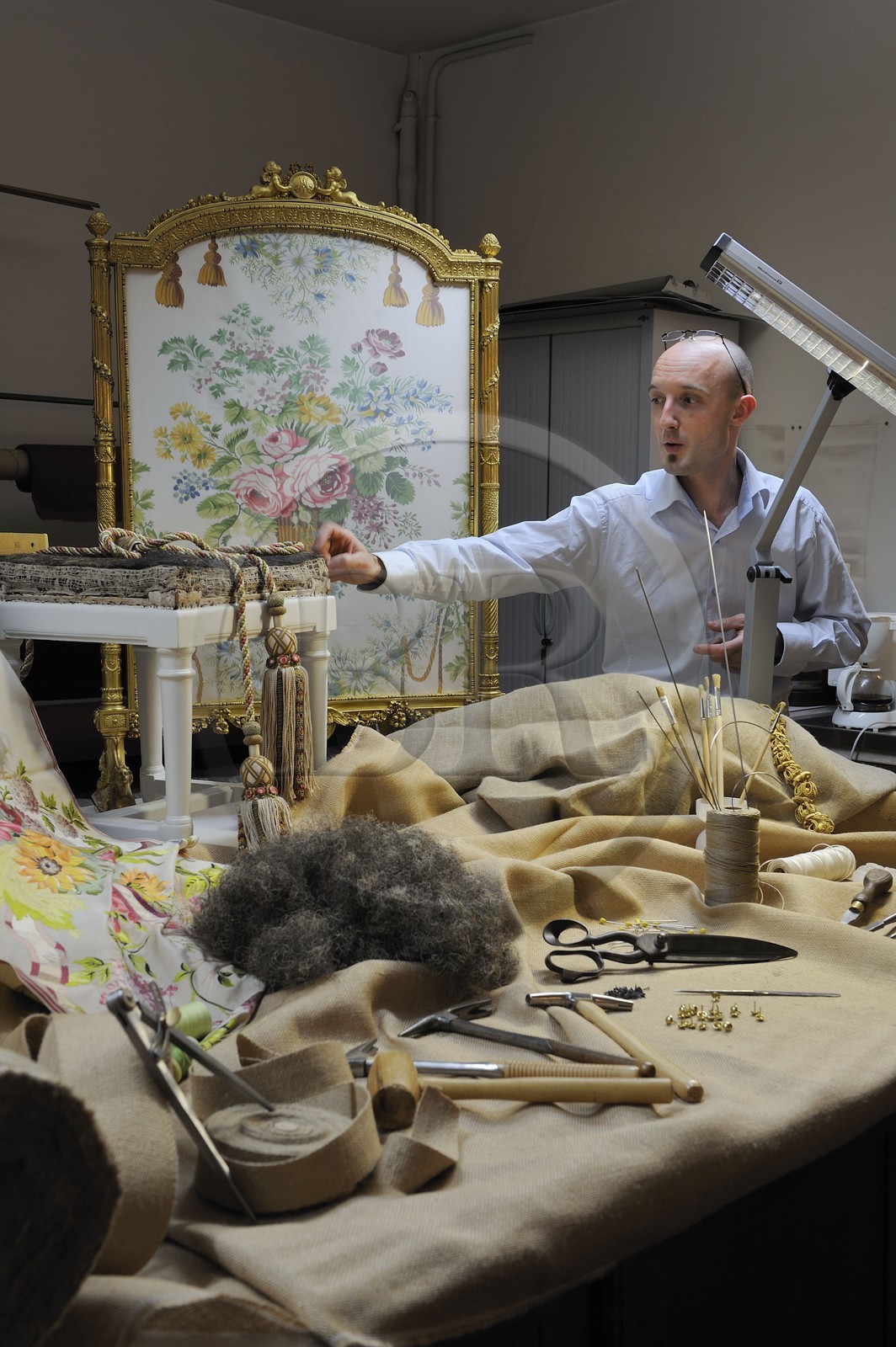 France, Yvelines (78), château de Versailles, ateliers de restauration du château, atelier de tapisserie, Jérome Lebouc