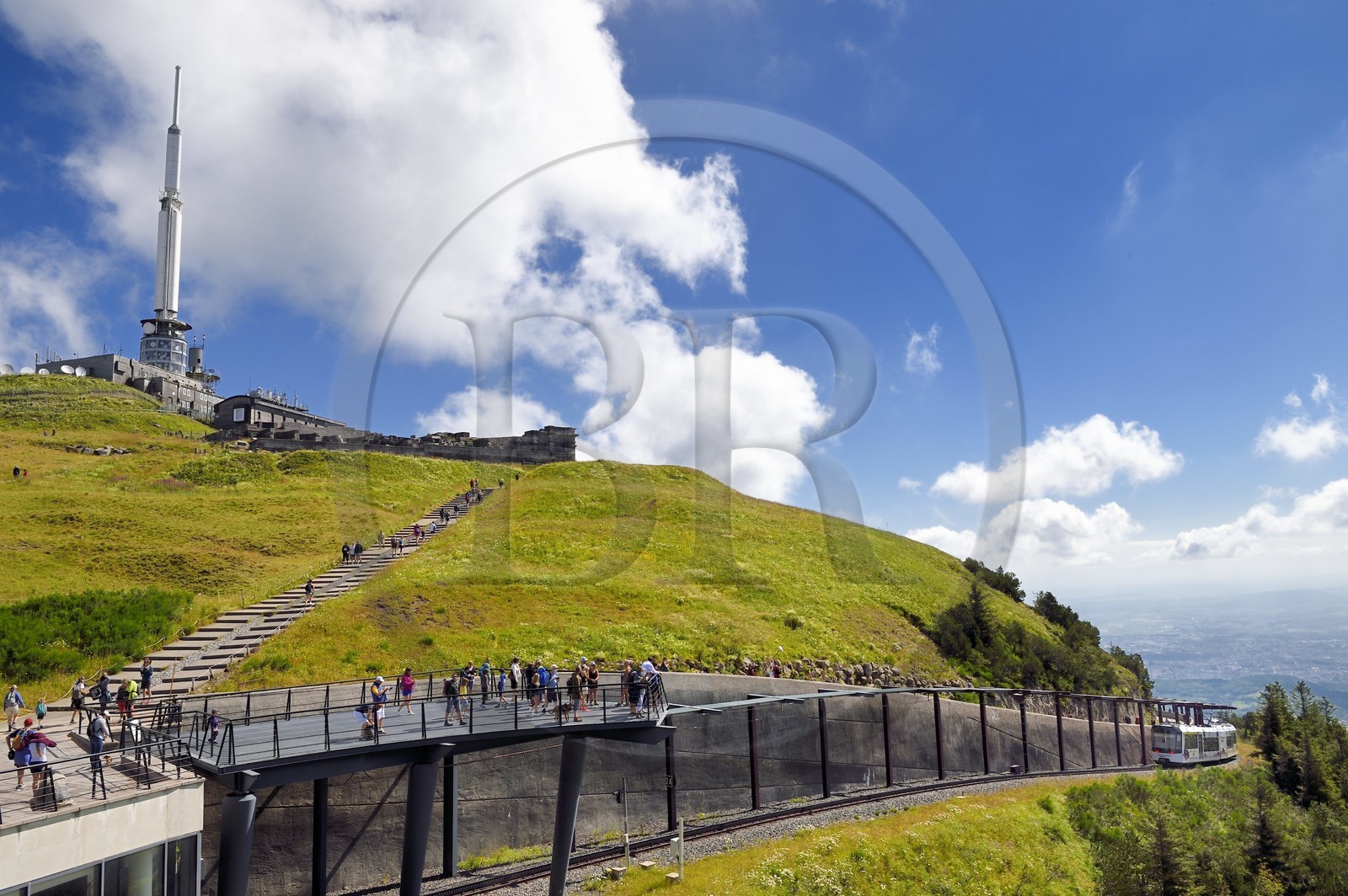 France, Puy-de-Dôme (63), Parc Naturel Régional des Volcans d'Auvergne, Chaine des Puys classée Patrimoine Mondial de l’UNESCO, le train à crémaillère Panoramique des Dômes qui monte au sommet du volcan Puy de Dôme