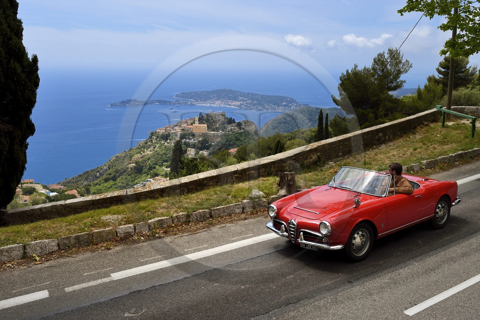 France, Alpes-Maritimes (06), Alfa Romeo Giulietta décapotable de collection sur une route surplombant le village perché d'Eze