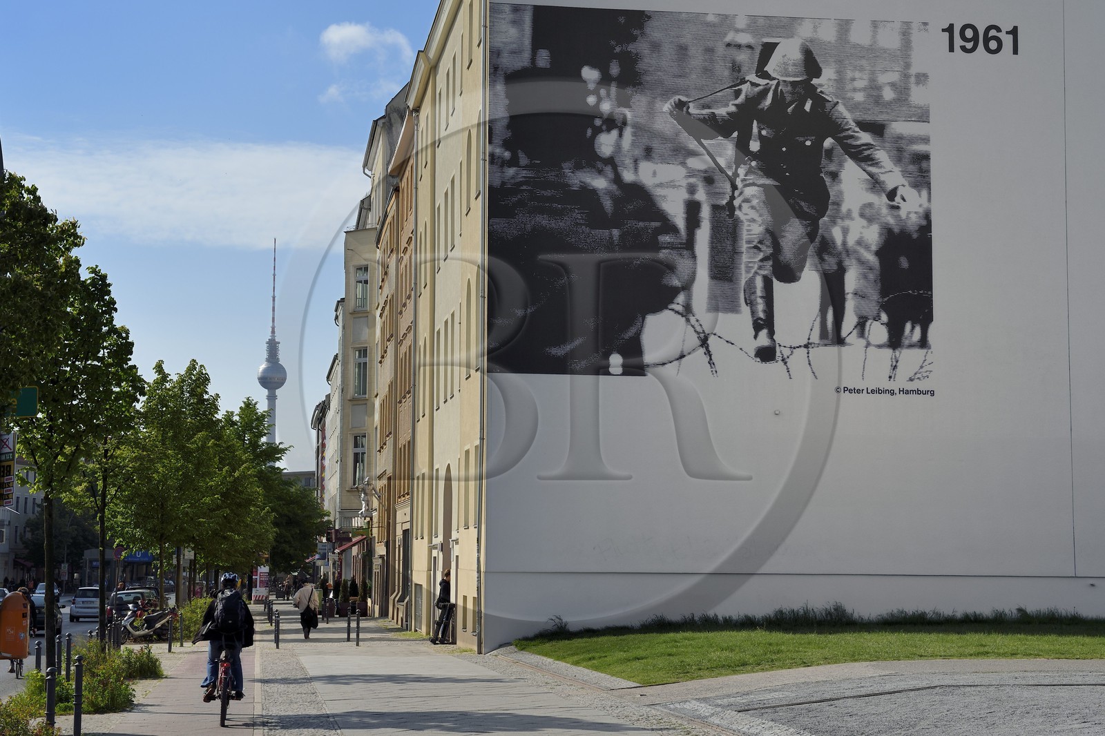 Germany, Berlin, Bernauer Strasse at the corner of Brunnenstrasse, Memorial of the Berlin Wall (Gedenkstätte Berliner Mauer) and the TV tower in the background