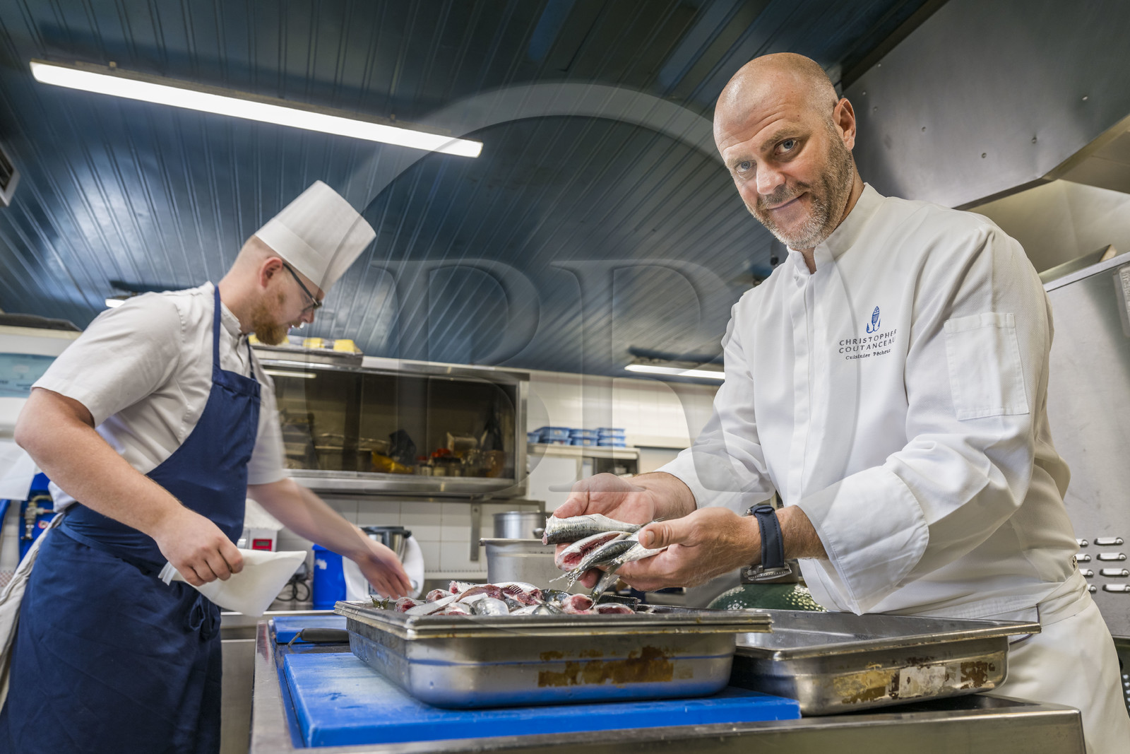 France, Charente-Maritime (17), La Rochelle, le chef étoilé Christopher Coutanceau dans les cuisines de son restaurant gastronomique 2 étoiles Michelin