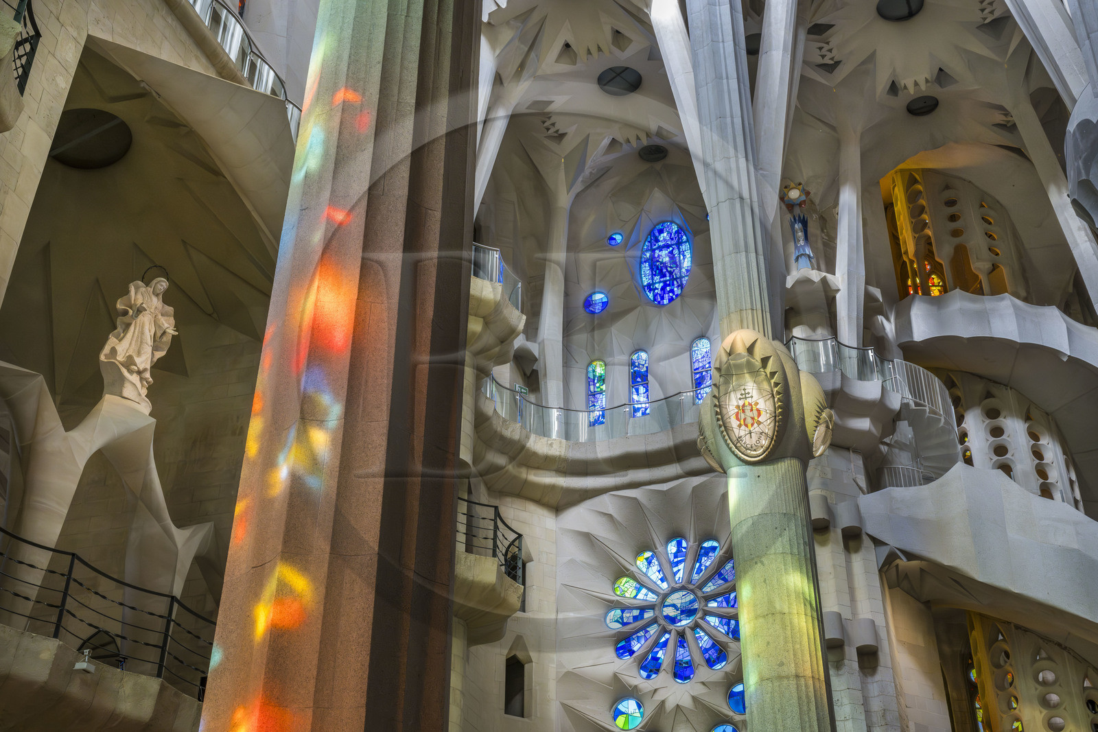 Espagne, Catalogne, Barcelone, quartier de l'Eixample, basilique de la Sagrada Familia de l'architecte du modernisme catalan Antoni Gaudi classée Patrimoine Mondial de l'UNESCO, l'intérieur de la facade de la Passion dédié à la Vierge Marie et le transept de la façade de la Passion dédiée à l'eau, à la résurrection et à la lumière