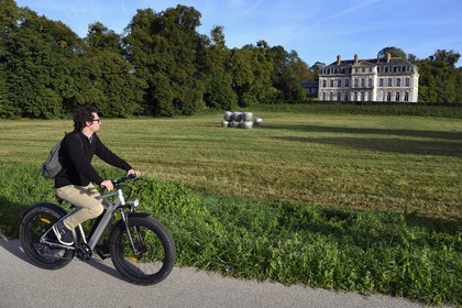 France, Seine-Maritime (76), Parc naturel régional des Boucles de la Seine normande, Sahurs, chateau de Trémauville et cycliste sur la veloroute du Val de Seine