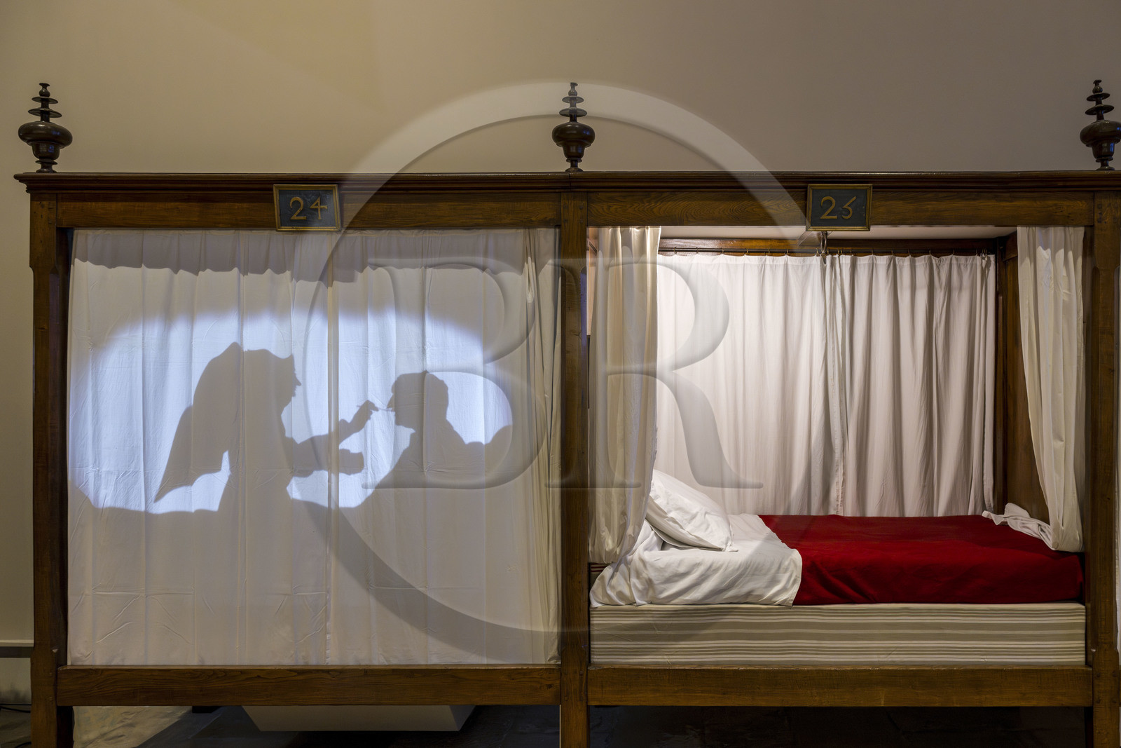 France, Côte-d'Or (21), Beaune, zone classée Patrimoine Mondial de l'UNESCO, Hospices de Beaune, l'Hôtel-Dieu, la Grande salle des Pôvres et ses lits à rideaux