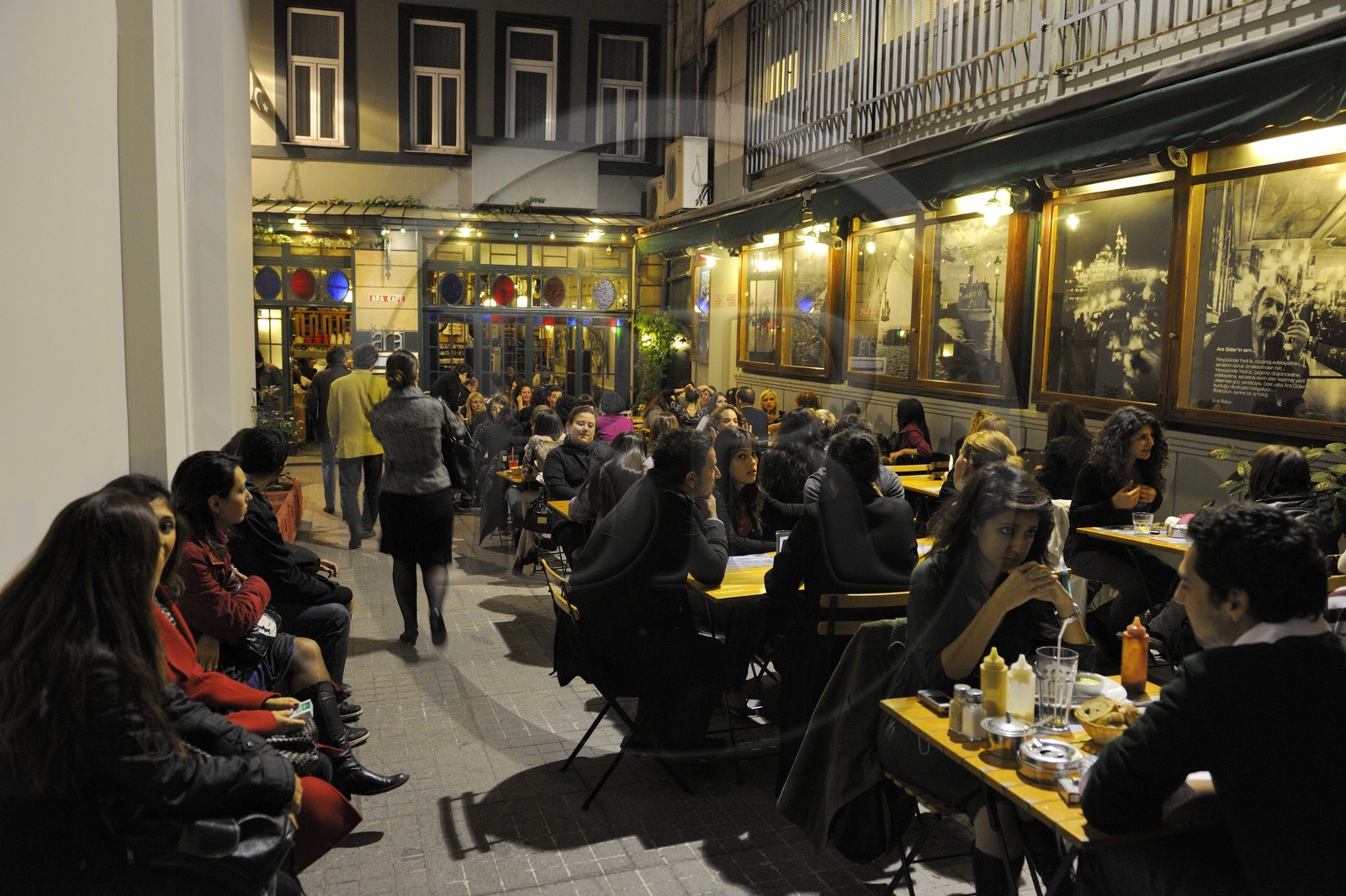 Turquie, Istanbul, quartier de Beyoglu, le restaurant du photographe Ara Güler